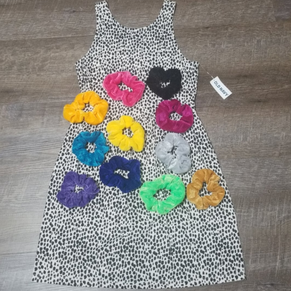 Old Navy dress + scrunchie of your choice 🌈